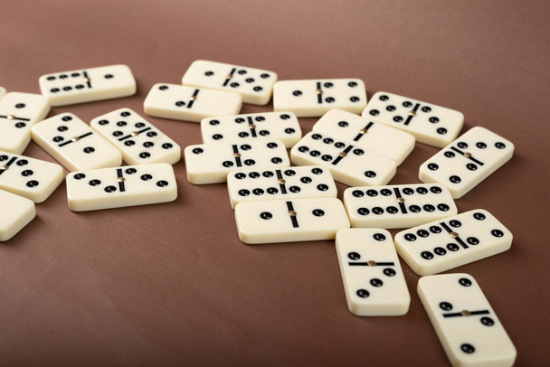 Dominos avec fond brun, espace de copie et divers angles, concept de jeux de société - Photo, image