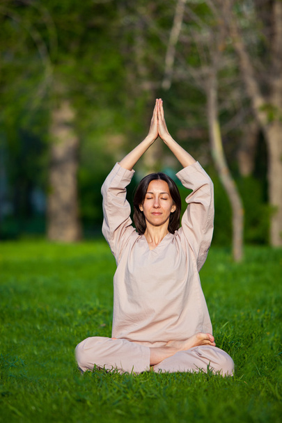 Praticar ioga de manhã, com fundo de árvores
 - Foto, Imagem