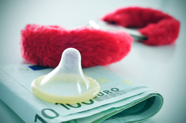 argent, préservatif et menottes moelleuses
 - Photo, image