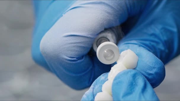 Μελέτες πορσελάνης ζιρκονίου και εμφυτευμάτων στο οδοντιατρικό εργαστήριο - Πλάνα, βίντεο