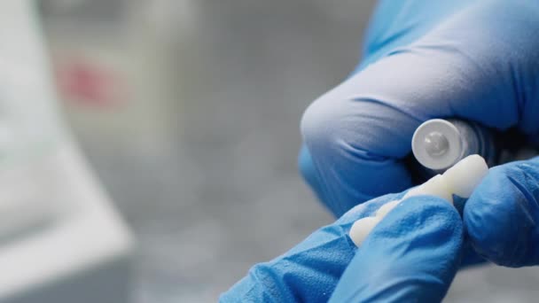 Zirkonium porselein en implantaatonderzoek in het tandheelkundig laboratorium - Video