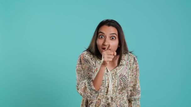 Irytująca Hinduska kobieta kłócąca się z chłopakiem, robiąca zniewagi, odizolowana przez studio. Oburzona żona kłócąca się z mężem podczas rozmowy, robiąca gniewne gesty, kamera A - Materiał filmowy, wideo