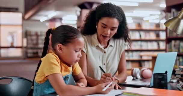 Μητέρα, παιδί και βιβλιοθήκη για τη συγγραφή εργασιών ή την εκπαίδευση μάθησης για το μάθημα δάσκαλος, σχολείο ή βοήθεια. Γυναίκα, παιδί και σπουδές στο γραφείο για την ανάπτυξη της γνώσης με σημειωματάριο, αλφάβητο ή διδασκαλία. - Πλάνα, βίντεο