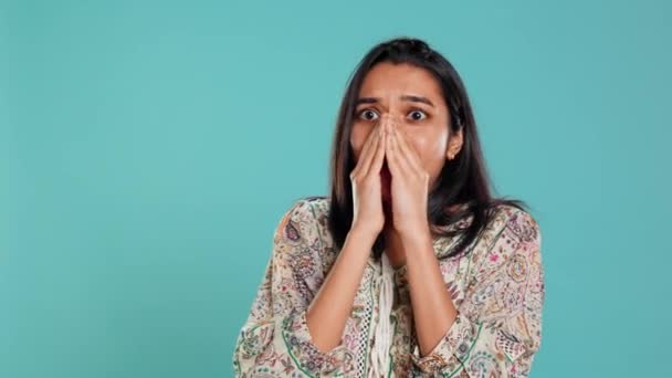 Ahdistunut intialainen nainen peittää kasvot kämmenet, huolissaan tulevaisuudesta, eristetty studio tausta. Jännitys henkilö järkyttynyt huolestuttavia uutisia, haukkoen, tunne ahdistunut, kamera B - Materiaali, video