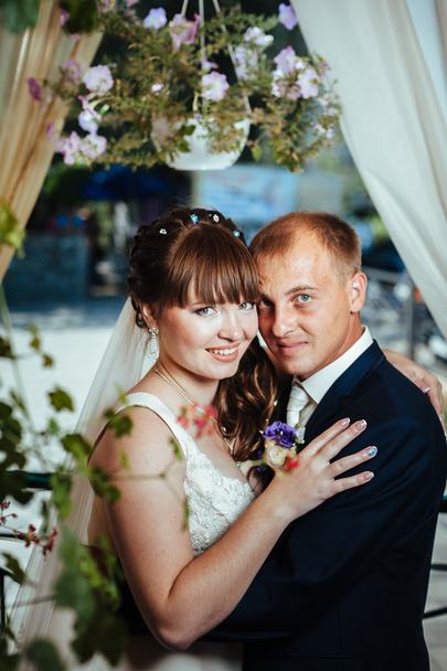 mladá nevěsta a ženich v parku, Svatební kytice, svatební šaty - Fotografie, Obrázek
