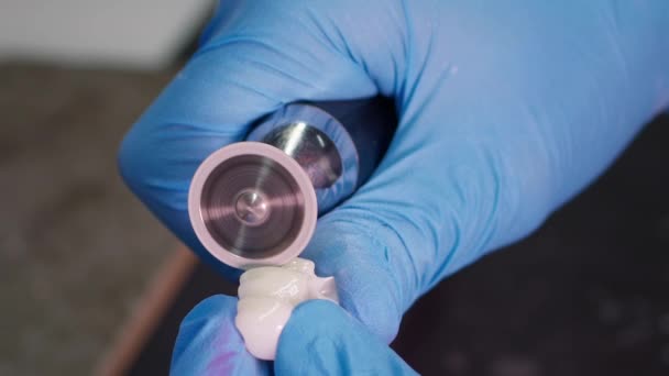 Исследования циркония фарфора и имплантата в стоматологической лаборатории - Кадры, видео