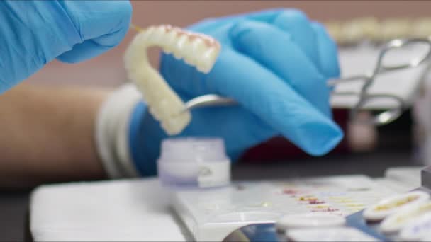 Zirkonium porselein en implantaatonderzoek in het tandheelkundig laboratorium - Video