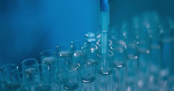 Test, buizen en lab met vloeistof voor medisch onderzoek met wetenschappelijk experiment, gieten en oplossingen met biotechnologie. Flacons, spuit en glas met close-up van chemicaliën voor farmaceutische innovatie. - Video