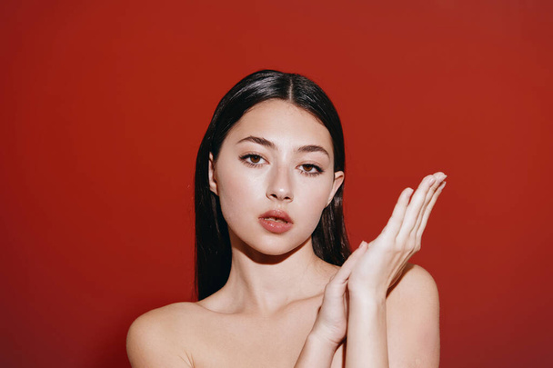 Radiant Beauty : Une femme asiatique captivante avec une peau impeccable et des yeux expressifs, avec un arrière-plan de studio propre - Photo, image