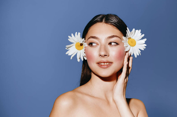 若い女性の美しさ:ファッショナブルな花の肖像画,新鮮でグラマラス,ピンクと白い背景に対するテンダーのエレガンスとポーズ - 写真・画像