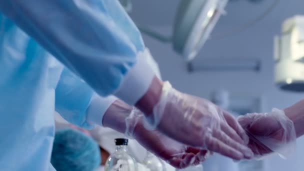 Az orvos fecskendőt készít az injekcióhoz - Felvétel, videó