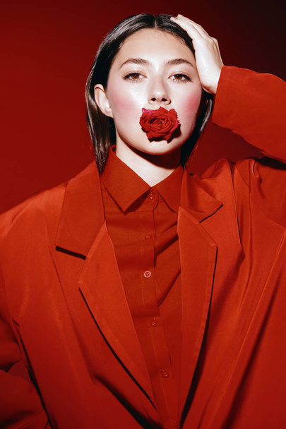 Beleza Caucasiana: Uma Jovem Elegante e Glamorosa com Cabelo Vermelho, Posando contra um Estúdio Branco - Foto, Imagem