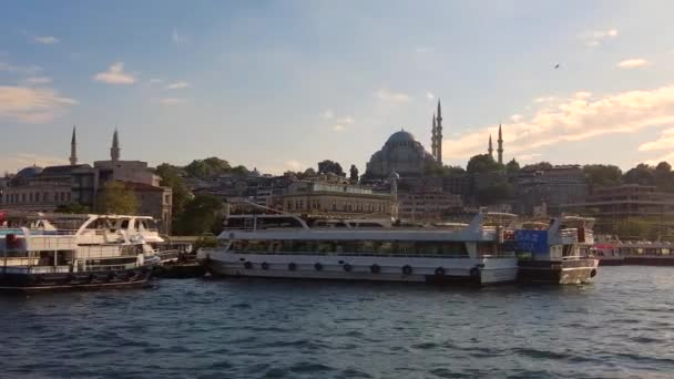 Turecko istanbul 19 červen 2023. trajekty zaparkované ve vodách řeky Bosporu nedaleko mešity Eminonu, - Záběry, video