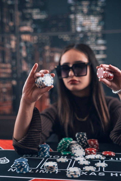 Красивая женщина играет в техасский холдем покер и выиграть много фишек, покер-рум в казино. Концепция азартных игр, удачи и удачи - Фото, изображение