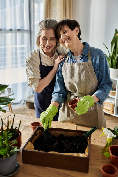 Zwei Frauen pflegen liebevoll gemeinsam den Garten. - Foto, Bild