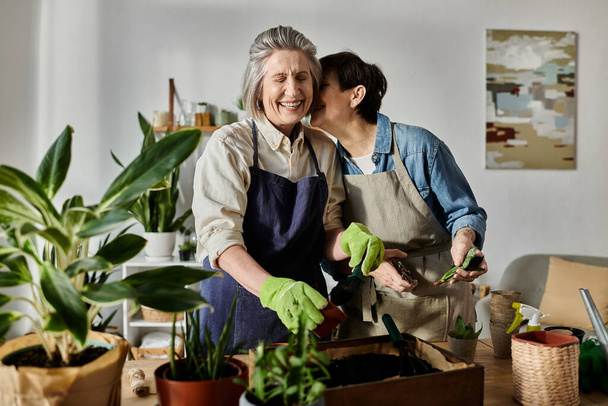 Zwei ältere Frauen genießen gemeinsame Gartenarbeit zu Hause. - Foto, Bild