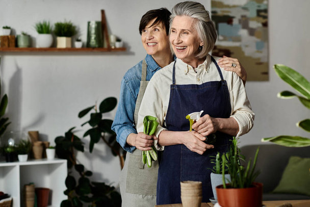 een liefdevolle volwassen lesbisch paar staan in de voorkant van een potted plant. - Foto, afbeelding