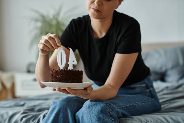 Woman holding a cake with the number 40 on it. - Foto, imagen