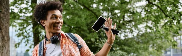 Hombre joven sosteniendo el teléfono celular
. - Foto, imagen