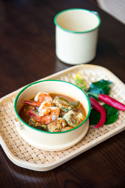 Prwan prato tradicional tailandês com omlette
 - Foto, Imagem