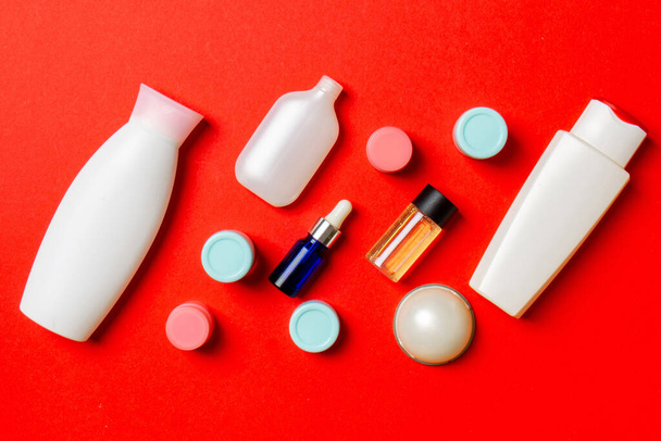 Maqueta de marca Cosmetics SPA, vista superior con espacio para copiar. conjunto de tubos y frascos de crema plana sobre fondo de color. - Foto, Imagen