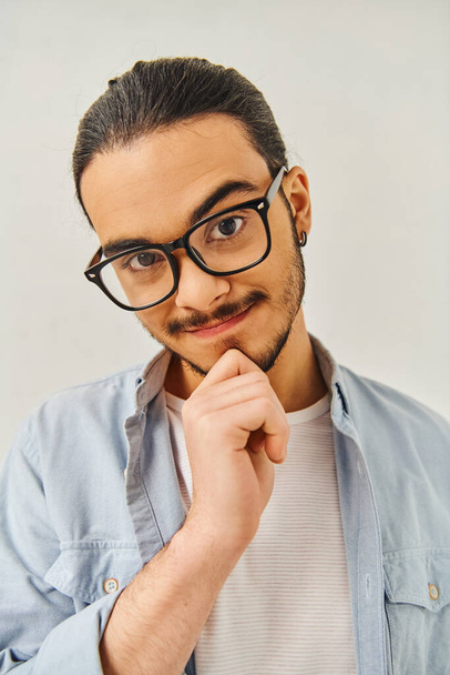 Стильний чоловік в окулярах вражає позу. - Фото, зображення