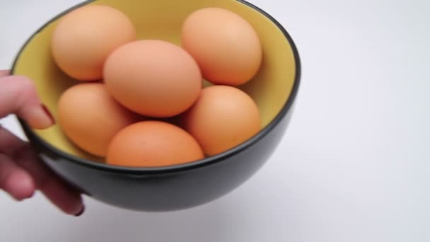 Kananmunan muniminen
 - Materiaali, video