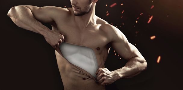 muskulöser Mann zieht seine Brusthaut weg - Foto, Bild