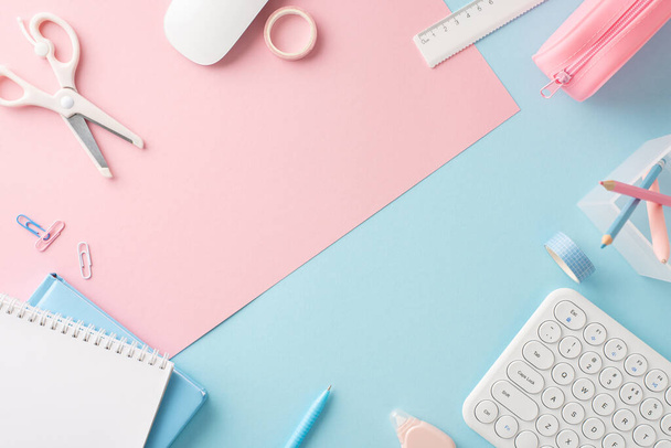De volta ao conceito de escola. Visão aérea foto de materiais de escritório elegantes no fundo de cor rosa e azul pastel com espaço para a mensagem - Foto, Imagem