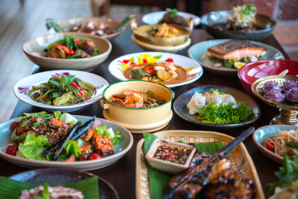 Tisch mit thailändischen Lebensmitteln - Foto, Bild