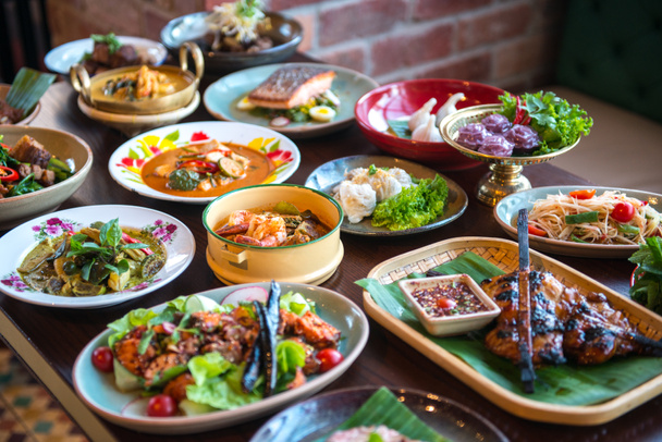 Table avec des aliments thaïlandais
 - Photo, image