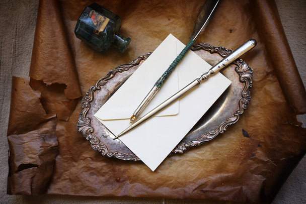 cuchillo de carta vintage, pluma y sobre - Foto, imagen
