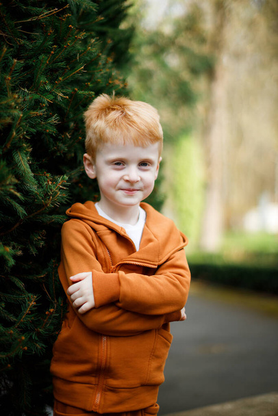 Ritratto di un ragazzo dai capelli rossi in abiti sportivi. Primavera in Ucraina - Foto, immagini