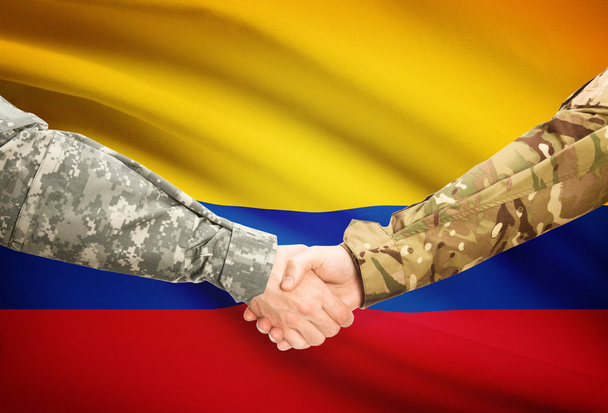 Homens de uniforme, cumprimentando-se com a bandeira no fundo - Colômbia - Foto, Imagem