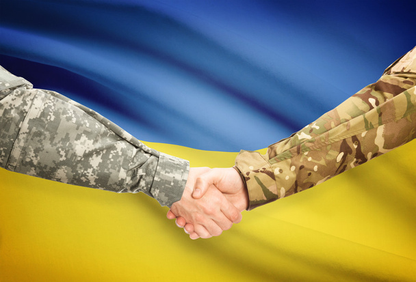 Homens de uniforme, cumprimentando-se com a bandeira no fundo - Ucrânia - Foto, Imagem