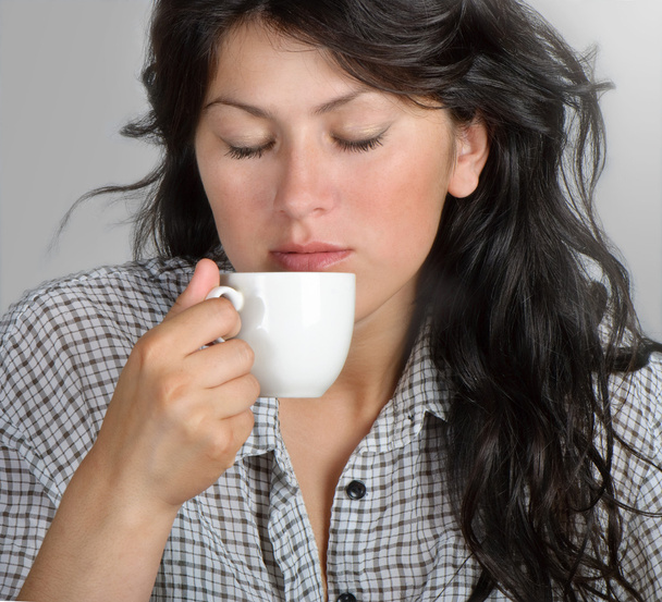 Young woman drinking coffee - Fotoğraf, Görsel