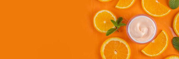 Naranja cítricos Vitamina C cuidado de la cara - crema, suero. mascarilla, limpiador facial, hidratante antioxidante cuidado de la cara y maquillaje concepto, con rodajas de fruta de naranja fresca - Foto, imagen
