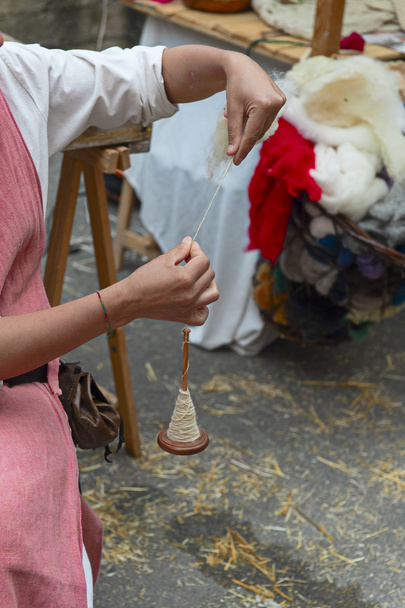 mujer la intención de hacer un pedazo de cuerda
 - Foto, imagen