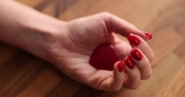 Manos sosteniendo el corazón rojo cuidado de la salud y el amor. Donación de órganos y día mundial de la salud - Imágenes, Vídeo