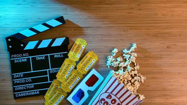 Clapperboard kino, popcorn, bilety i okulary 3d na drewnianych desek z miejsca kopii - Zdjęcie, obraz