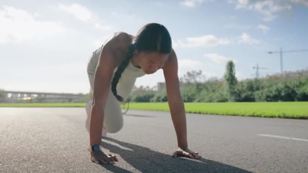 Jonge Latina vrouw doet push-ups op trainingsmat buiten. Gezonde jonge vrouw aan het werk in een stadspark. Sterk fit atletisch Afrikaans meisje in Sport Top. Cross Fitness Training Workout - Video