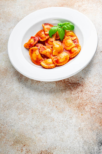 ラビオリ肉トマトソース テーブルの新鮮な調理食糧スナック スペース 食糧背景 素朴なトップビュー - 写真・画像