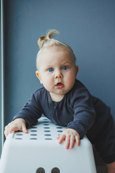 Niño de 8 meses con una sonrisa en la cara. Emociones de un bebé pequeño. - Foto, imagen