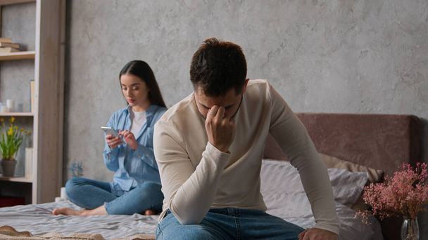 Ärsyyntynyt mies loukkaantunut vaimo Valkoihoinen perhe pari makuuhuoneessa nainen gadget riippuvainen käyttää matkapuhelimen chattailuun sosiaalisen median matkapuhelin liikakäyttö huomiotta aviomies suhde ongelma kotona - Valokuva, kuva