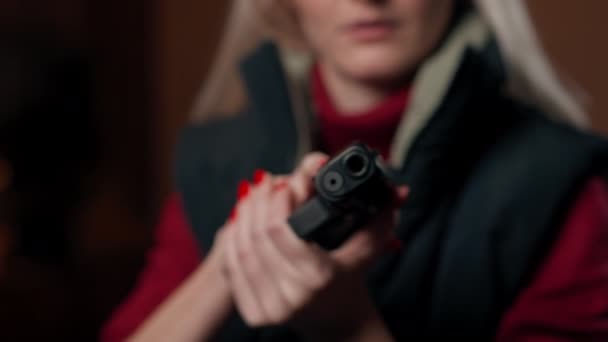 close-up in een professionele schietbaan een militair vertelt en toont een meisje de juiste houding met een pistool is - Video