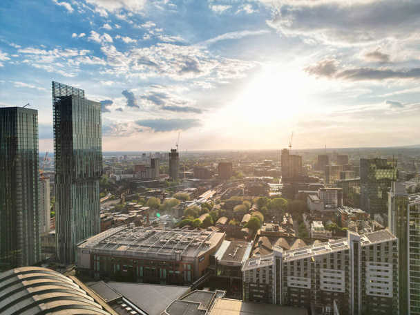 İngiltere üzerinde güneşli bir günde Manchester City Center Buildings 'in yüksek açılı görüntüsü. 5 Mayıs 2024 - Fotoğraf, Görsel