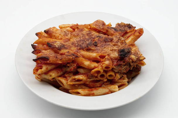 Italienische Pasta al forno. Gebackene Pasta, isoliert auf weißem Hintergrund - Foto, Bild