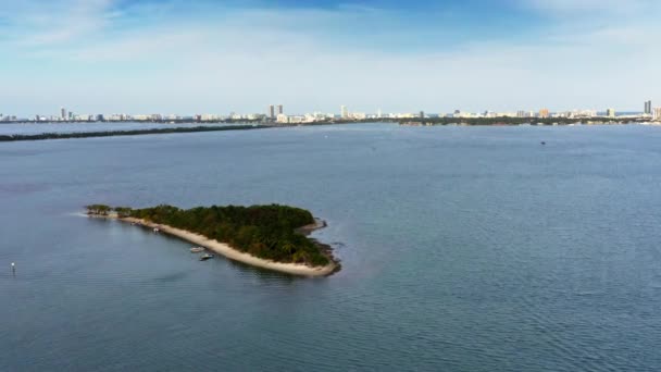 4k Amazing elokuvallinen antenni materiaalia piknik saari veneet värikäs Biscayne Bay. Vesiaktiviteetteja ja lepoa viikonlopuksi Miamissa. Taustaa matkailun ja matkailun liiketoimintaa Yhdysvalloissa Florida - Materiaali, video