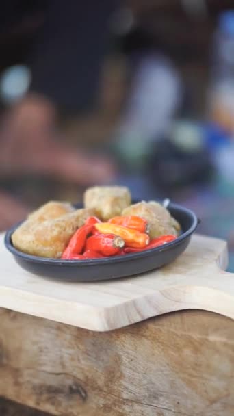  gehu frito com pimentões vermelhos, uma comida típica indonésia - Filmagem, Vídeo