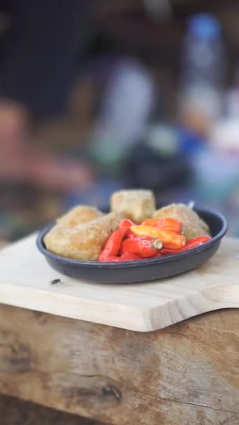  gehu frito com pimentões vermelhos, uma comida típica indonésia - Filmagem, Vídeo
